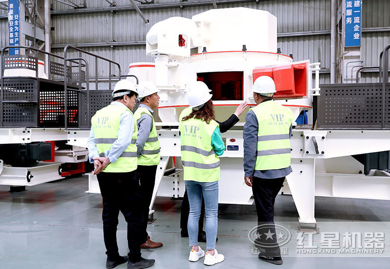 客戶來(lái)車(chē)間參觀，專(zhuān)業(yè)經(jīng)理接待講解